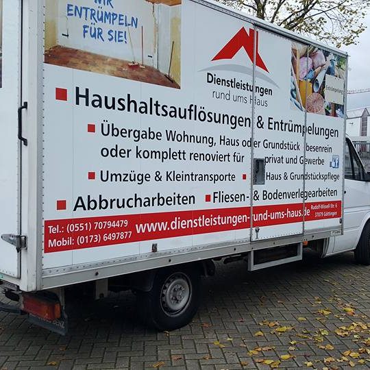Haushaltsauflösung Göttingen Fahrzeug mit Werbung für Haushaltsauflösungen, Entrümpelungen und Abbrucharbeiten.