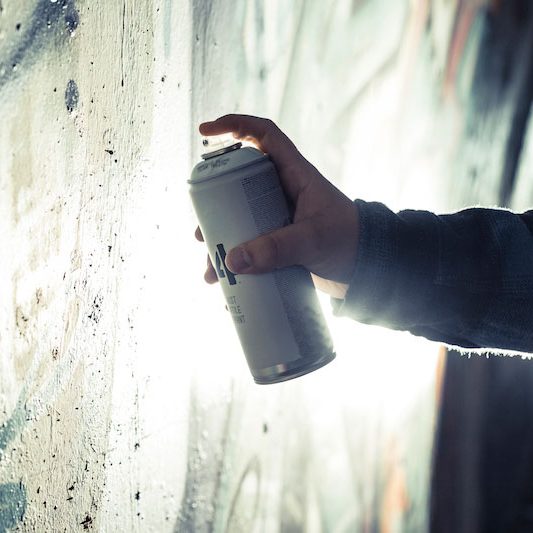 Reparatur- und FLiesenarbeiten in Göttingen Ein Handwerker verlegt Fliesen auf einem vorbereiteten Untergrund.